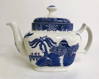 Vintage Stoneware Blue Willow Teapot, Wood & Sons (Burslem, Stoke-On-Trent), Under-Glaze Blue On White, Chinoiserie, 1920-1940, H: 16 Cm