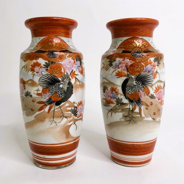 Porcelaine japonaise Kutani, paire de vases anciens en miroir, peints à la main, paons, fleurs, paysage, période Meiji (1880-1912), H: 15 cm