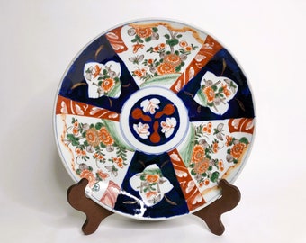 Plato base Imari antiguo, porcelana japonesa, con jardín y mariposas, finales del periodo Meiji/Taisho (1880-1928), ancho: 30,5 cm