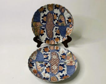 Par de platos Imari japoneses antiguos con flores, cuerda, fénix, dragón y marca Fukagawa, período Meiji/Taisho, 1890-1920, ancho: 21,5 cm
