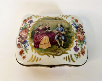 Sèvres Porcelain Box, Romantic Cover Painting,  1920-1950, W: 12,5 Cm