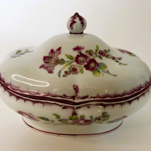 Porcelain Trinket Box, Sèvres Style, Hand-Painted Flower Decoration, Manufacturer Carl Thieme, Germany, Early 20th century, W: 15,5 Cm