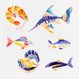 Pu&ograve; includere: Un'illustrazione ad acquerello di varie creature marine, tra cui un gambero, un pesce spada, un pesce blu, una vongola e un pesce piccolo. L'illustrazione &egrave; realizzata in uno stile fantasioso con colori vivaci.