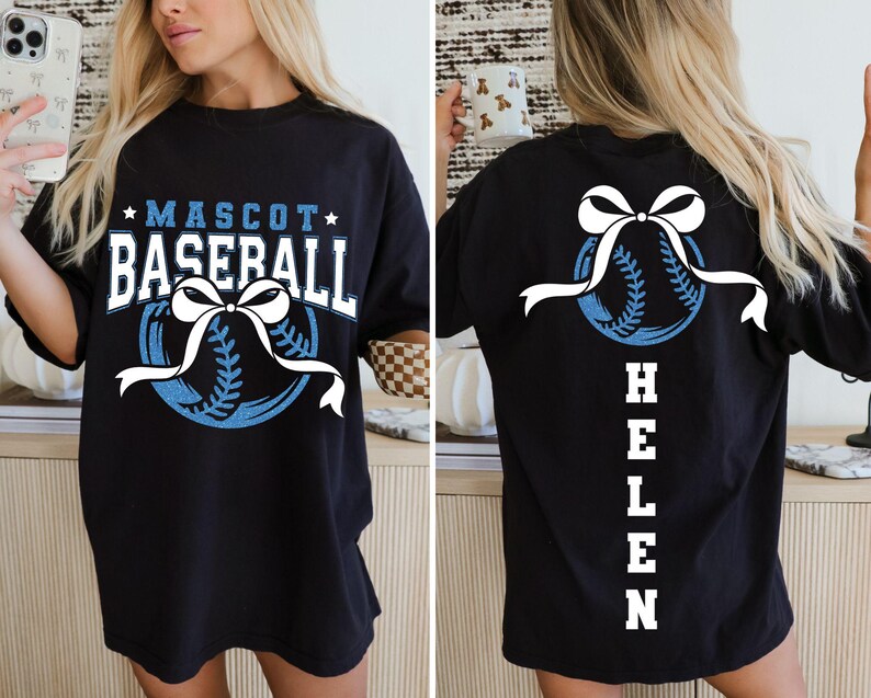 Peut inclure: T-shirt noir avec un motif sur le th&egrave;me du baseball. Le devant affiche "MASCOT BASEBALL" en blanc et bleu, avec un graphisme de baseball et de n&oelig;ud. Le dos pr&eacute;sente un graphisme de baseball avec un n&oelig;ud et le nom "HELEN" en blanc.