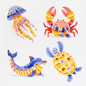 Pu&ograve; includere: Un set di quattro illustrazioni ad acquerello che rappresentano una medusa, un granchio, una tartaruga marina e un delfino. La medusa &egrave; blu e bianca con un motivo giallo e arancione. Il granchio &egrave; rosso e arancione con una sciarpa a strisce blu e bianche. La tartaruga marina &egrave; blu e gialla con un guscio marrone. Il delfino &egrave; blu e giallo con una striscia bianca.