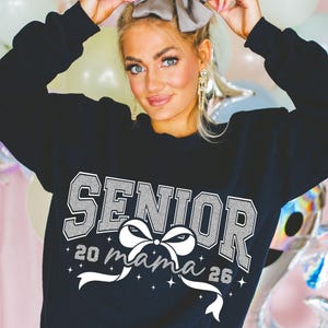 Senior Mama Bow 2026 SVG: flirtontwerp, senior moeder, png
