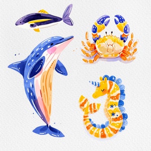 Pu&ograve; includere: Un'illustrazione ad acquerello di quattro creature marine: un delfino blu e rosa, un granchio giallo e blu, un cavalluccio marino giallo e blu e un pesce blu e bianco.