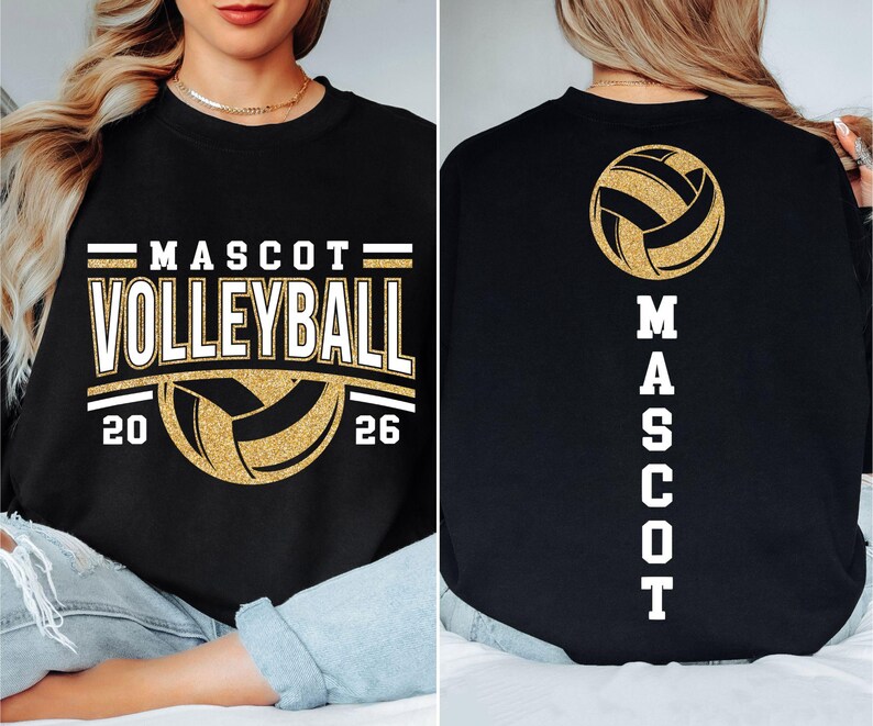 Op de afbeelding: Zwart sweatshirt met gouden en witte tekst en afbeeldingen. De voorkant toont "MASCOT VOLLEYBALL" met een volleybalafbeelding en de cijfers "20" en "26". De achterkant heeft een volleybalafbeelding en het woord "MASCOT" verticaal.