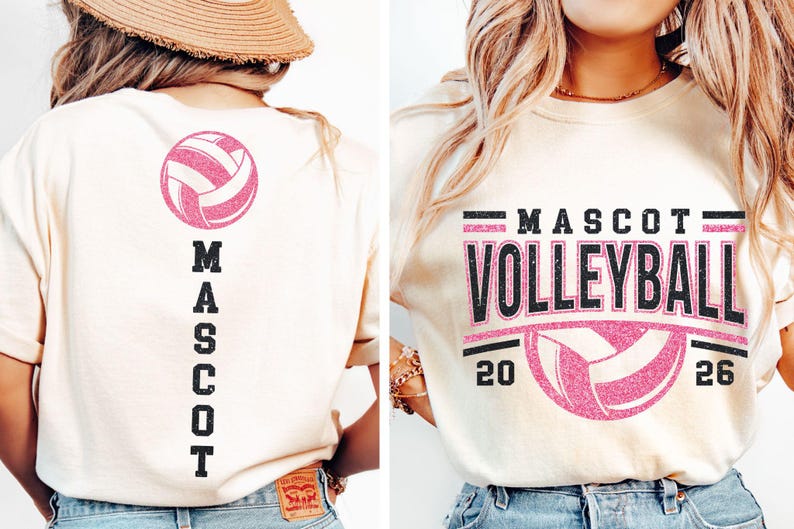Op de afbeelding: Cr&egrave;mekleurig T-shirt met een roze volleybalafbeelding. De voorkant van het shirt heeft de woorden "MASCOT VOLLEYBALL 20 26". De achterkant van het shirt heeft een volleybal en het woord "MASCOT" verticaal.