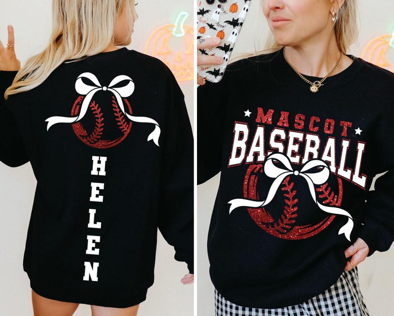 Peut inclure: Sweat-shirt noir avec un motif de baseball. Il pr&eacute;sente une balle de baseball rouge paillet&eacute;e, un n&oelig;ud blanc et le texte "MASCOT BASEBALL". Le dos du sweat-shirt porte le nom "HELEN" en blanc.