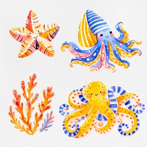 Pu&ograve; includere: Illustrazione ad acquerello di quattro creature marine: una stella marina gialla, un polpo blu e giallo, un polpo giallo con strisce blu e una barriera corallina.