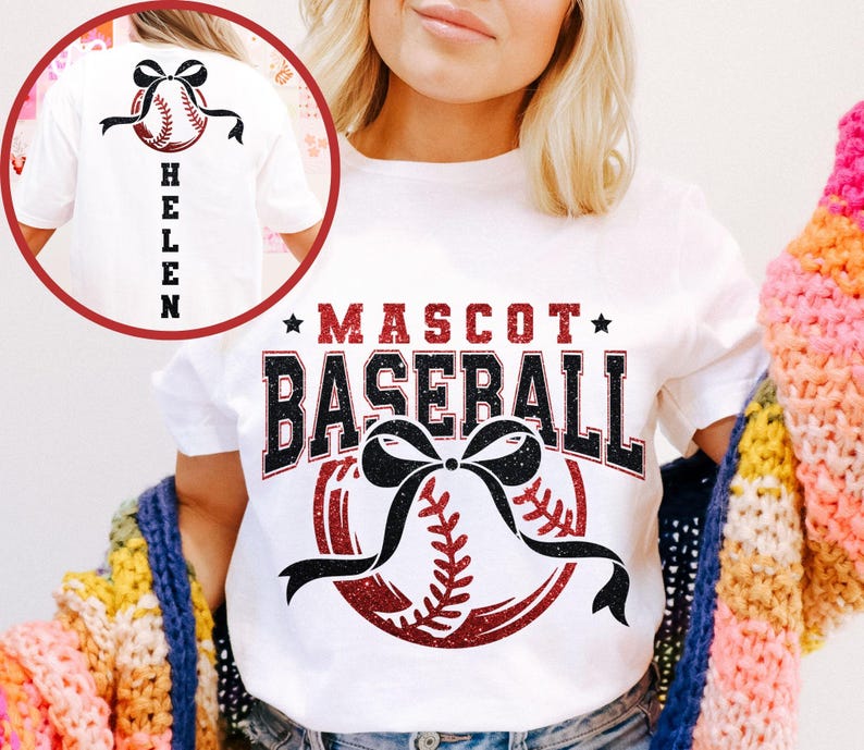 Peut inclure: T-shirt blanc avec un motif sur le th&egrave;me du baseball. Le devant affiche "MASCOT BASEBALL" en rouge et noir, avec un graphisme de baseball et de n&oelig;ud. Le dos du t-shirt pr&eacute;sente un graphisme de baseball et le nom "HELEN" en noir.