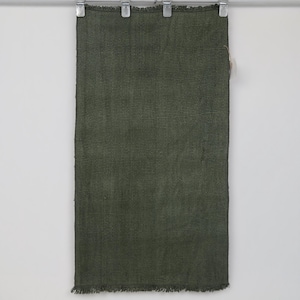Könnte beinhalten: Ein rechteckiges, olivgrünes Textil, das vertikal an vier silbernen Metallclips hängt. Der Stoff weist eine dichte, gleichmäßige Webstruktur mit einem sichtbaren Gittermuster und einer kurzen, ausgefransten Kante am unteren Rand auf.