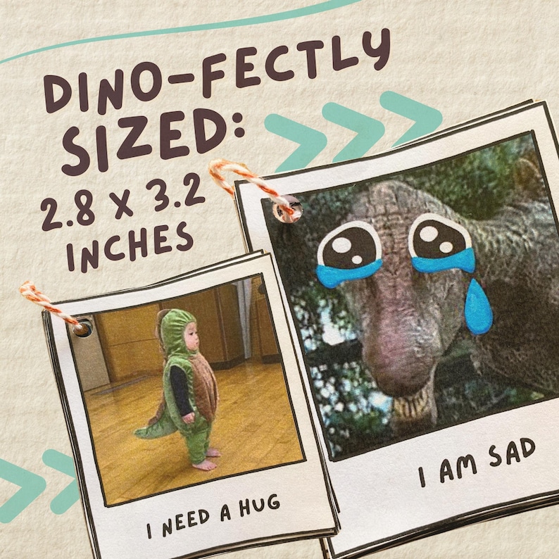 Pu&ograve; includere: Immagine umoristica con il testo "DINO-FECTLY SIZED: 7,1 x 8,1 cm." Sono allegate due foto in stile polaroid. Una mostra un bambino in costume da dinosauro, l'altra un dinosauro con gli occhi che piangono. Il testo recita "I NEED A HUG" e "I AM SAD."