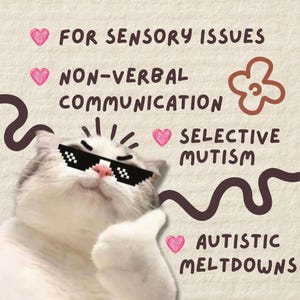 Pu&ograve; includere: Immagine di un gatto con occhiali da sole pixelati. Il testo include "PER PROBLEMI SENSORIALI", "COMUNICAZIONE NON VERBALE", "MUTISMO SELETTIVO" e "CROLLI AUTISTICI", con accenti a forma di cuore rosa. Il gatto &egrave; bianco e grigio.