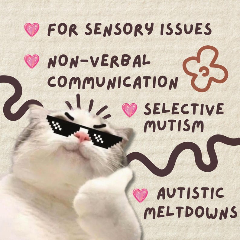 Pu&ograve; includere: Immagine di un gatto con occhiali da sole pixelati. Il testo include "PER PROBLEMI SENSORIALI", "COMUNICAZIONE NON VERBALE", "MUTISMO SELETTIVO" e "CROLLI AUTISTICI", con accenti a forma di cuore rosa. Il gatto &egrave; bianco e grigio.