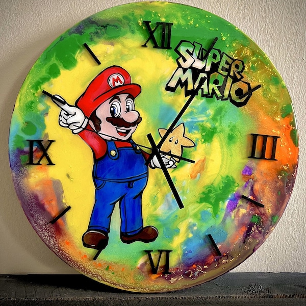 Super Mario Wanduhr aus Epoxidharz auf einem Holzsockel