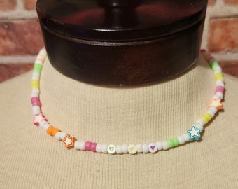 Gargantilla de cuentas de colores brillantes