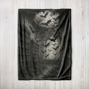 Puede incluir: Manta en blanco y negro con una ilustraci&oacute;n g&oacute;tica de una biblioteca con estanter&iacute;as y murci&eacute;lagos volando. La obra de arte tiene un estilo vintage y detallado, creando una escena espeluznante y atmosf&eacute;rica.