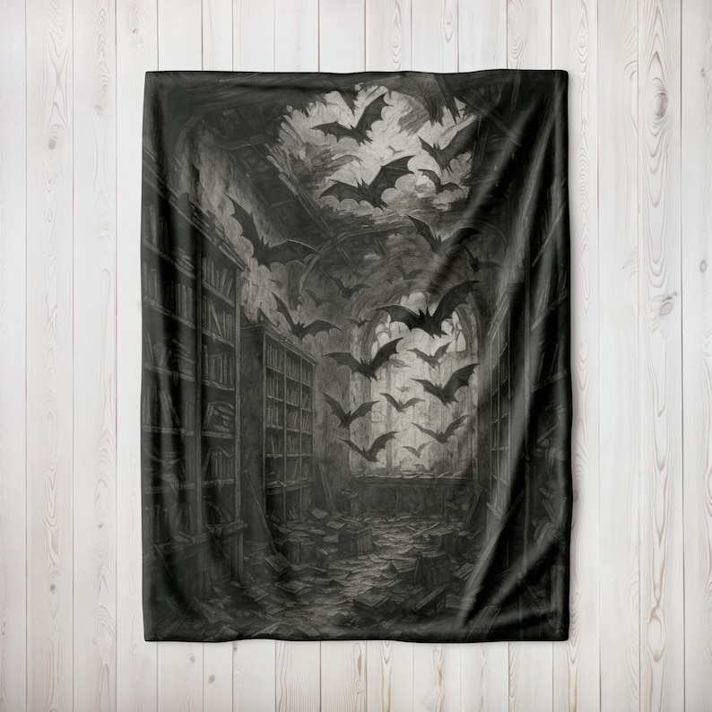 Puede incluir: Manta en blanco y negro con una ilustraci&oacute;n g&oacute;tica de una biblioteca con estanter&iacute;as y murci&eacute;lagos volando. La obra de arte tiene un estilo vintage y detallado, creando una escena espeluznante y atmosf&eacute;rica.