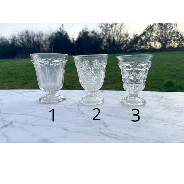 Anciens verres épais moulés pressés Charles X , ou verres à violettes , 19ème