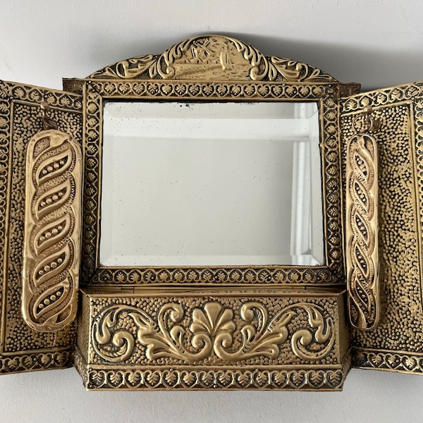 Mobilier d'entrée ou petit vestiaire avec miroir et brosses en laiton repoussé , 19ème