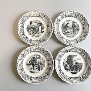 K&ouml;nnte beinhalten: Set aus vier wei&szlig;en Keramiktellern mit Schwarzwei&szlig;illustrationen von Personen in verschiedenen Szenen. Die Teller haben einen dekorativen Rand mit einem floralen Muster.