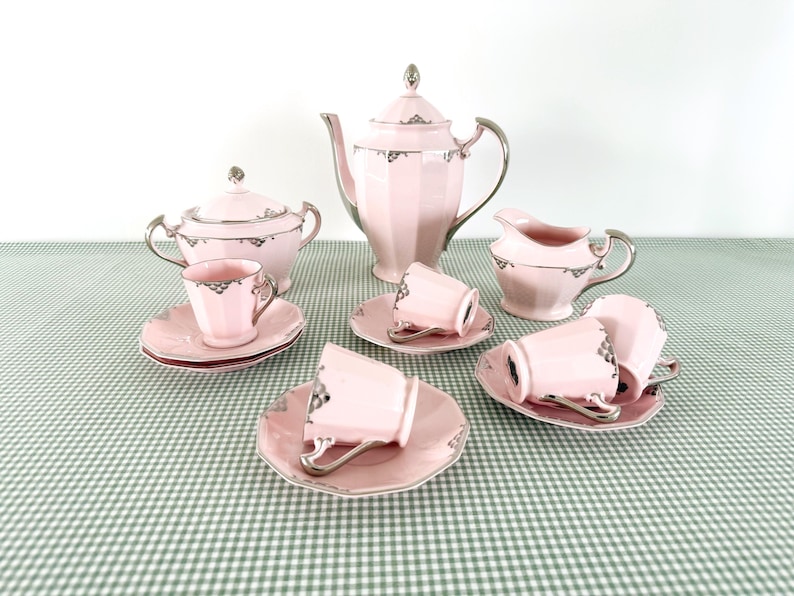 Komplett art déco-kaffeservis i puderrosa porslin och silver, Haas & Czjzek, Schlaggenwald, cirka 1930 bild 1