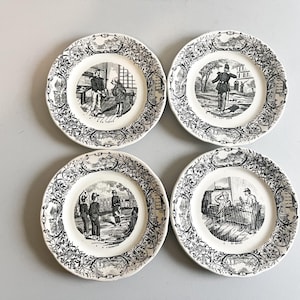 K&ouml;nnte beinhalten: Set aus vier schwarzen und wei&szlig;en Keramiktellern mit dekorativen Blumens&auml;umen und schwarz-wei&szlig;en Illustrationen von Menschen in verschiedenen Szenen.
