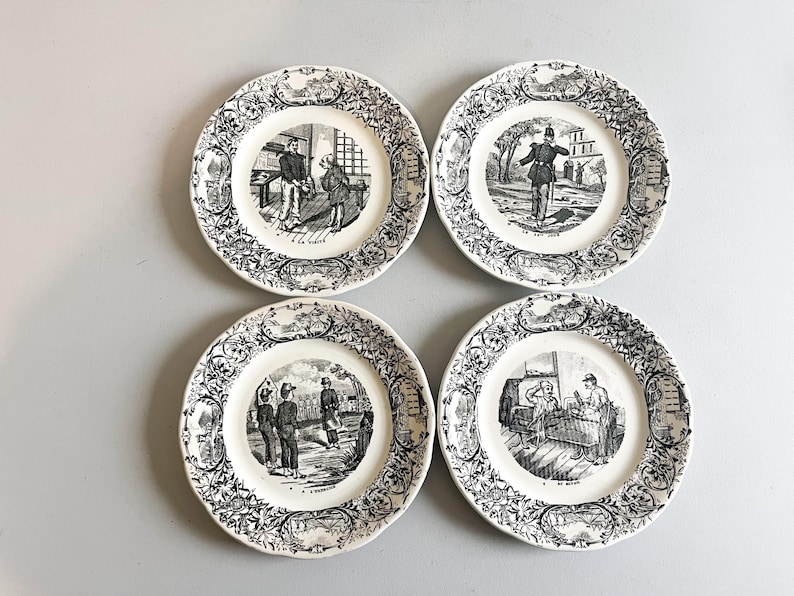 K&ouml;nnte beinhalten: Set aus vier schwarzen und wei&szlig;en Keramiktellern mit dekorativen Blumens&auml;umen und schwarz-wei&szlig;en Illustrationen von Menschen in verschiedenen Szenen.