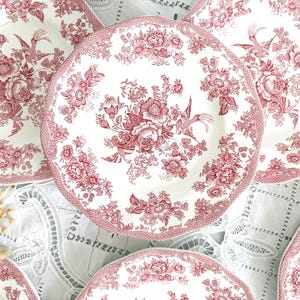 Puede incluir: Un juego de tres tazas de cerámica con un acabado mate moteado. Cada taza presenta un color diferente: azul claro, crema y gris. Las tazas tienen un diseño simple y moderno.