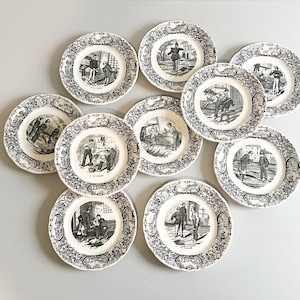 K&ouml;nnte beinhalten: Set aus zehn wei&szlig;en Keramiktellern mit Schwarzwei&szlig;illustrationen. Jeder Teller zeigt eine andere Szene mit Personen in verschiedenen Umgebungen.