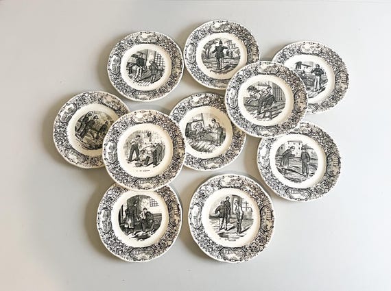 9 assiettes à dessert parlantes en grisaille sur la vie militaire , Digoin Sarreguemines , fin 19ème