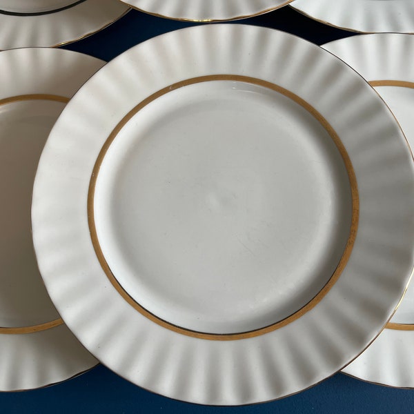 6 assiettes plates anciennes en porcelaine blanche et dorée