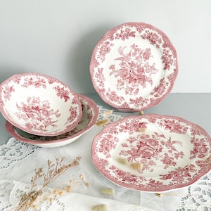 Serving dishes from the English manufacturer Enoch Wedgwood Tunstall, Asiatic Pheasants model
