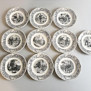 K&ouml;nnte beinhalten: Set aus zehn wei&szlig;en Keramiktellern mit Schwarzwei&szlig;illustrationen von Personen in verschiedenen Szenen. Die Teller haben einen dekorativen Rand.