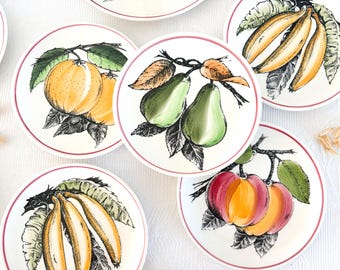 Assiette à décor de fruits , banane - orange - poire - pêche - modèle Cordon Rouge , Gien , décoration  cuisine campagne , circa 1970'