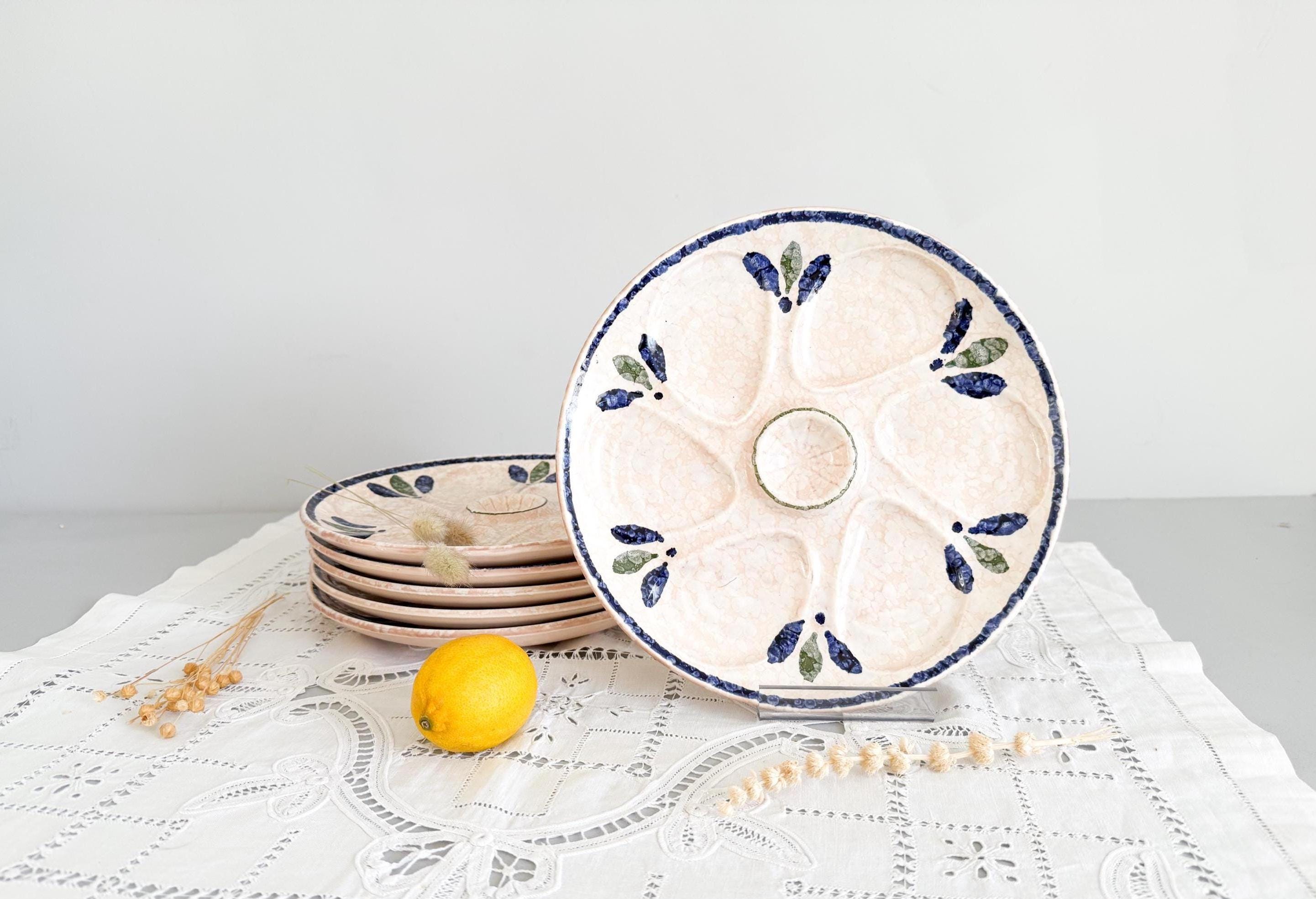 Suite de six assiettes à huîtres, faïence émaillée polychrome à décor