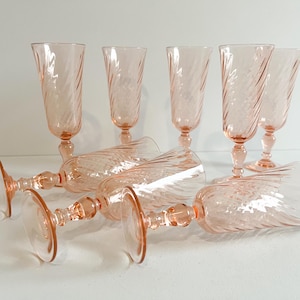 8 flûtes à champagne en verre Rosaline , milieu 20ème