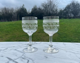 2 Aperitif- oder Portweingläser aus graviertem Kristall, Baccarat