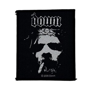 Down Aufnäher – 9,5 x 8 cm – Gewebter Patch – Sludge Metal Band – Schwarz-Weiß