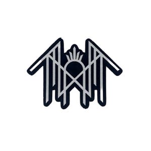 Könnte beinhalten: Ein schwarz-silbernes Emblem mit geometrischem Design. Das Emblem zeigt eine zentrale Form mit einem kronenartigen Element darüber und einem kreuzartigen Muster darunter. Zwei stilisierte Flügel erstrecken sich nach außen und erzeugen ein symmetrisches Design.