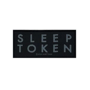 Könnte beinhalten: Schwarzer rechteckiger Aufnäher mit den Worten "SLEEP TOKEN" in grauen Blockbuchstaben. Der Text "©2024 SLEEP TOKEN" ist darunter aufgedruckt. Der Aufnäher ist wahrscheinlich für Kleidung oder Accessoires.