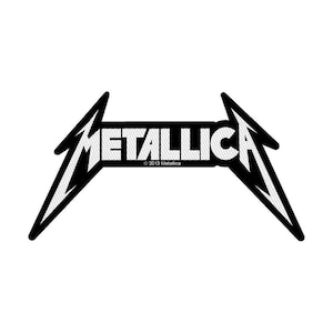 Puede incluir: Un parche bordado en blanco y negro que presenta el logotipo de Metallica con sus características letras angulares. El diseño incluye un relleno texturizado blanco dentro de las letras con contorno negro y el texto 2013 Metallica debajo.