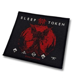 Könnte beinhalten: Ein quadratischer, schwarzer, bestickter Aufnäher mit dem weißen Schriftzug SLEEP TOKEN und einer zentralen roten kreisförmigen Grafik mit einer dunklen geflügelten Figur. Darunter befinden sich fünf weiße Symbole und 2024 SLEEP TOKEN.