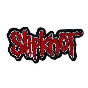 Op de afbeelding: Geborduurde patch met het woord "Slipknot" in rode, gestileerde letters. De tekst heeft een witte omlijning en staat op een zwarte achtergrond. De patch is ontworpen om op kleding of accessoires te strijken of te naaien.