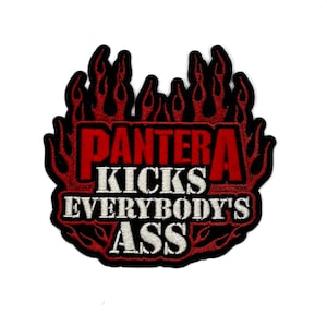 Può includere: Toppa ricamata con la scritta "PANTERA KICKS EVERYBODY'S ASS" in bianco e rosso. La toppa ha un bordo nero e un disegno di fiamme rosse. La toppa è su sfondo bianco.