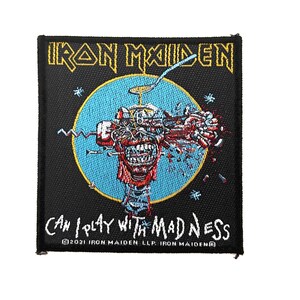 Puede incluir: Un parche bordado cuadrado que presenta el logotipo de Iron Maiden en amarillo en la parte superior y el texto Can I Play With Madness en blanco en la parte inferior. El centro muestra un gráfico colorido de una cabeza mecánica sobre un círculo azul claro.