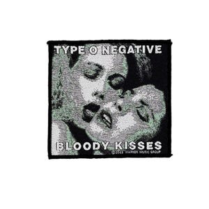 Könnte beinhalten: Ein quadratischer gestickter Aufnäher mit einer schwarz-weißen Grafik von zwei Gesichtern in Nahaufnahme. Der Text TYPE O NEGATIVE steht oben, BLOODY KISSES ist unten aufgedruckt, mit dem Text 2022 WARNER MUSIC GROUP darunter.