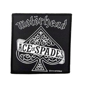 Pode incluir: Um emblema quadrado bordado em preto com o texto branco "motörhead" no topo e um grande símbolo de espadas branco no centro. Uma faixa sobre o símbolo de espadas diz "ACE OF SPADES" em letras brancas. O canto inferior direito inclui "©2010 MOTORHEAD".